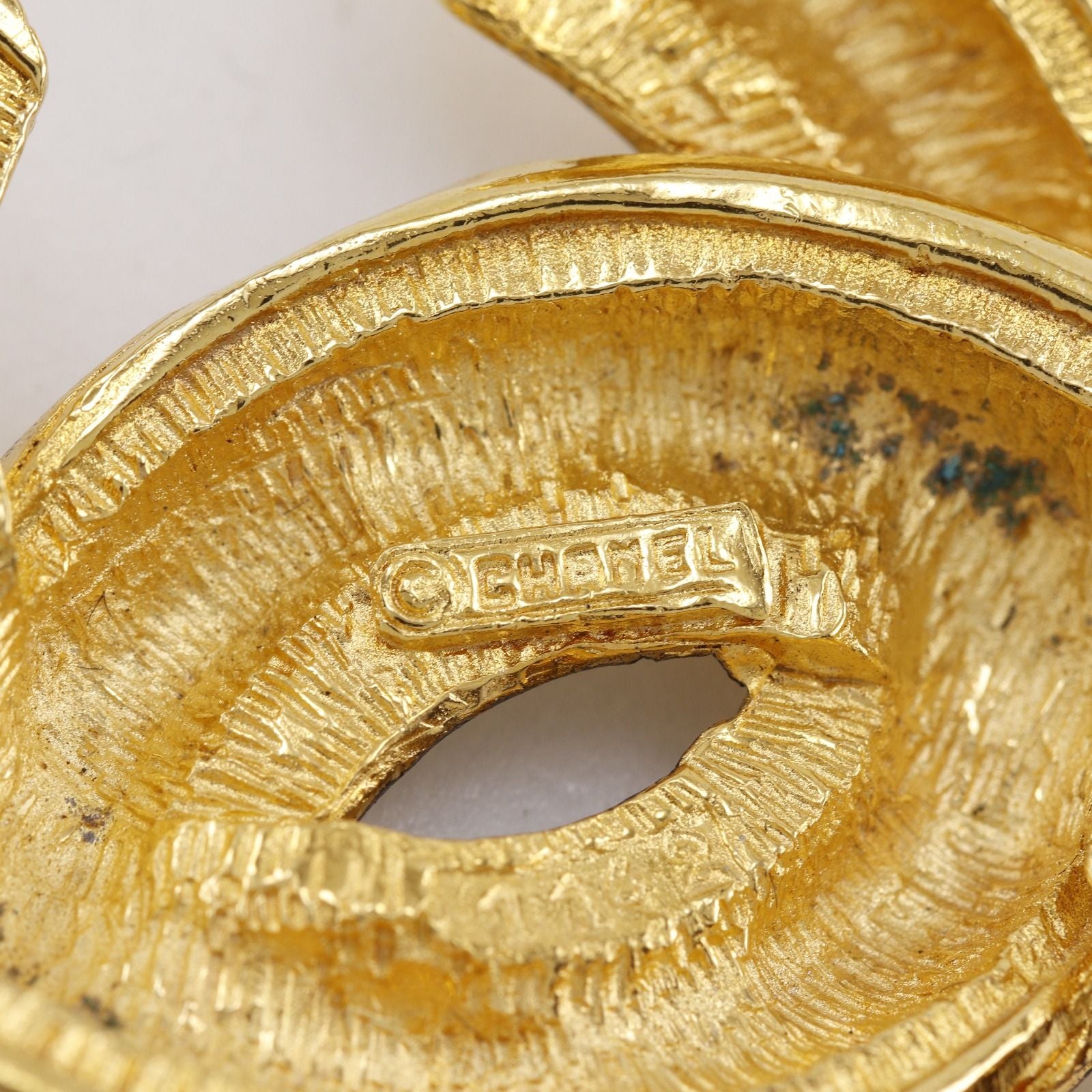 Chanel CC Logo Quilted Vintage Gold Plated Brooch — view 8