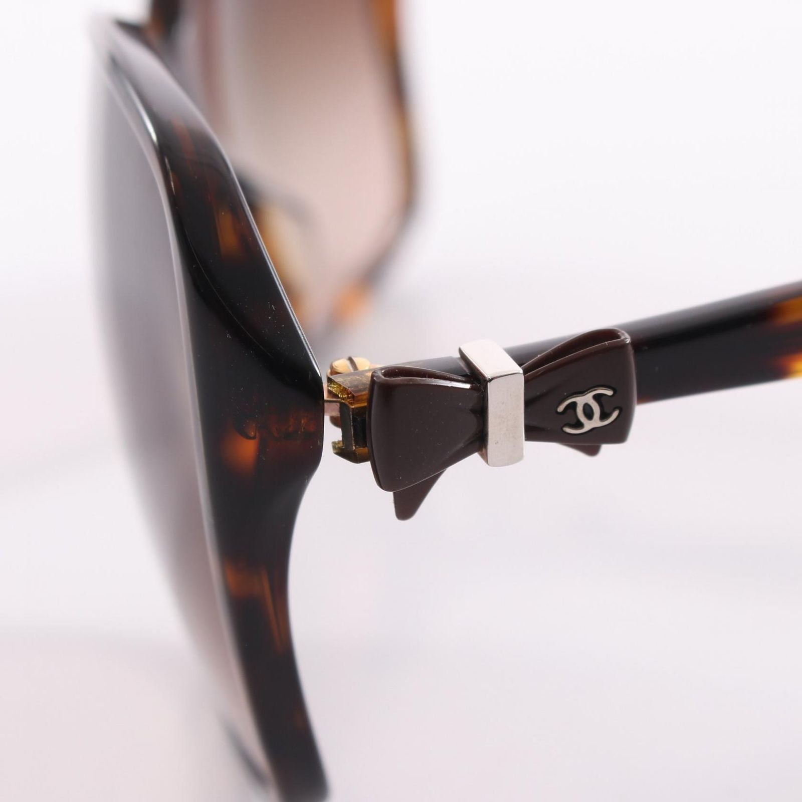 Chanel Sunglasses CC Logo Ribbon Gradient Lens Tortoiseshell Pattern Eyewear — view 8
