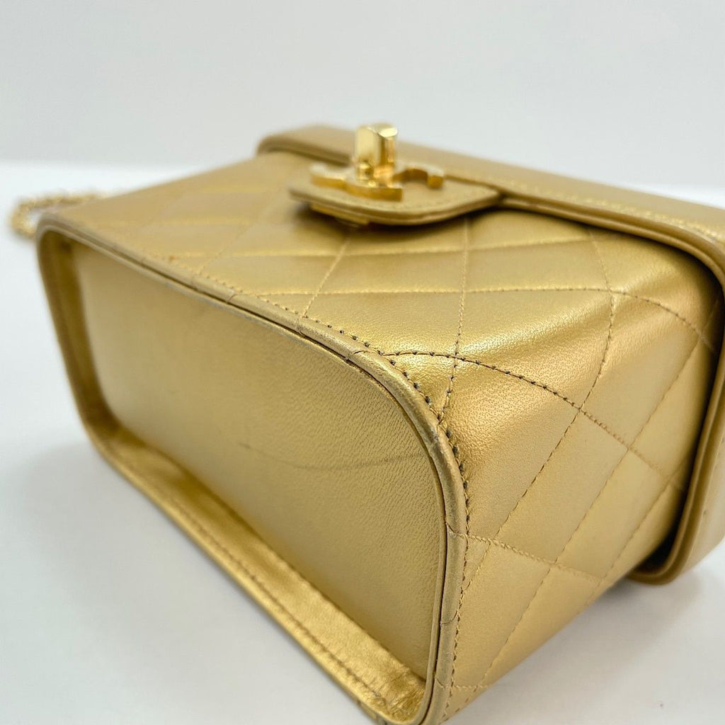 Chanel Shoulder Bag Quilted — view 9