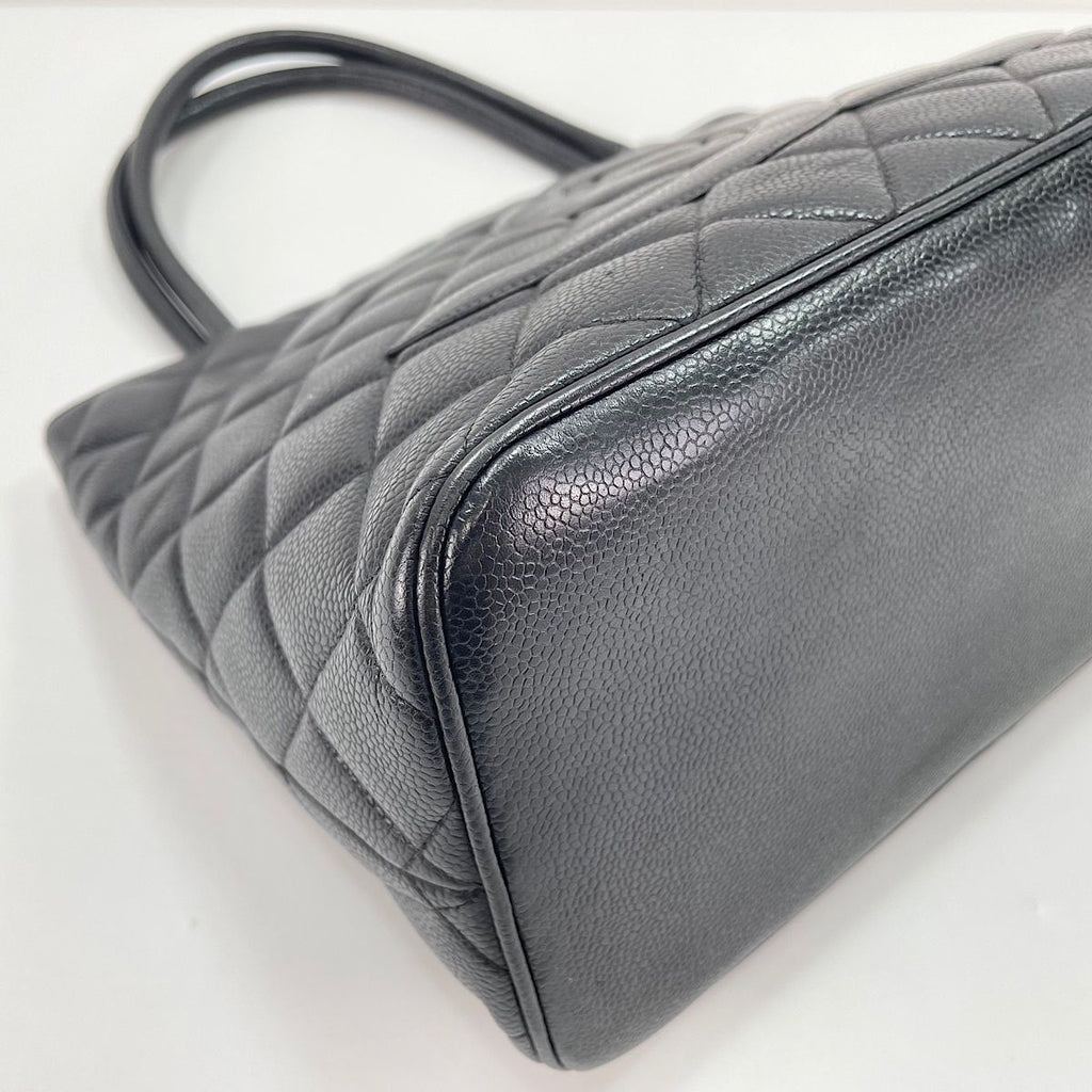 Chanel Tote Reissue Black — view 8