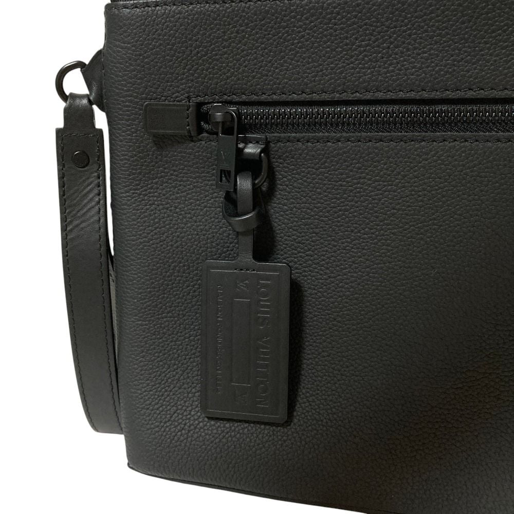 Louis Vuitton LV Aerogram Take Off Pouch Clutch Noir — view 8