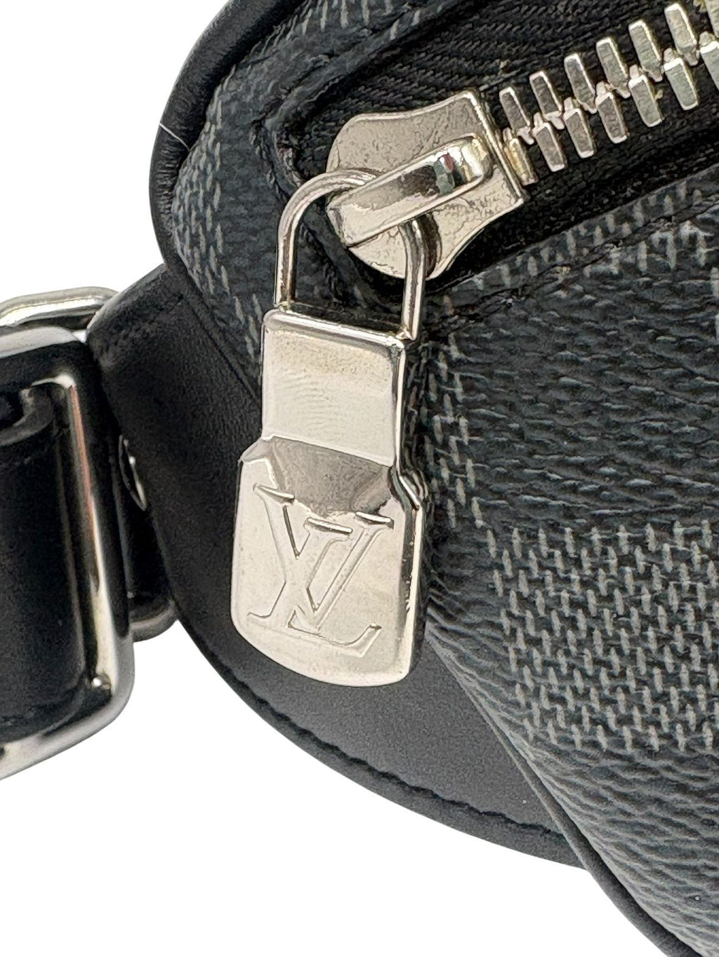 Louis Vuitton Damier Graphite Canvas Bum — view 4