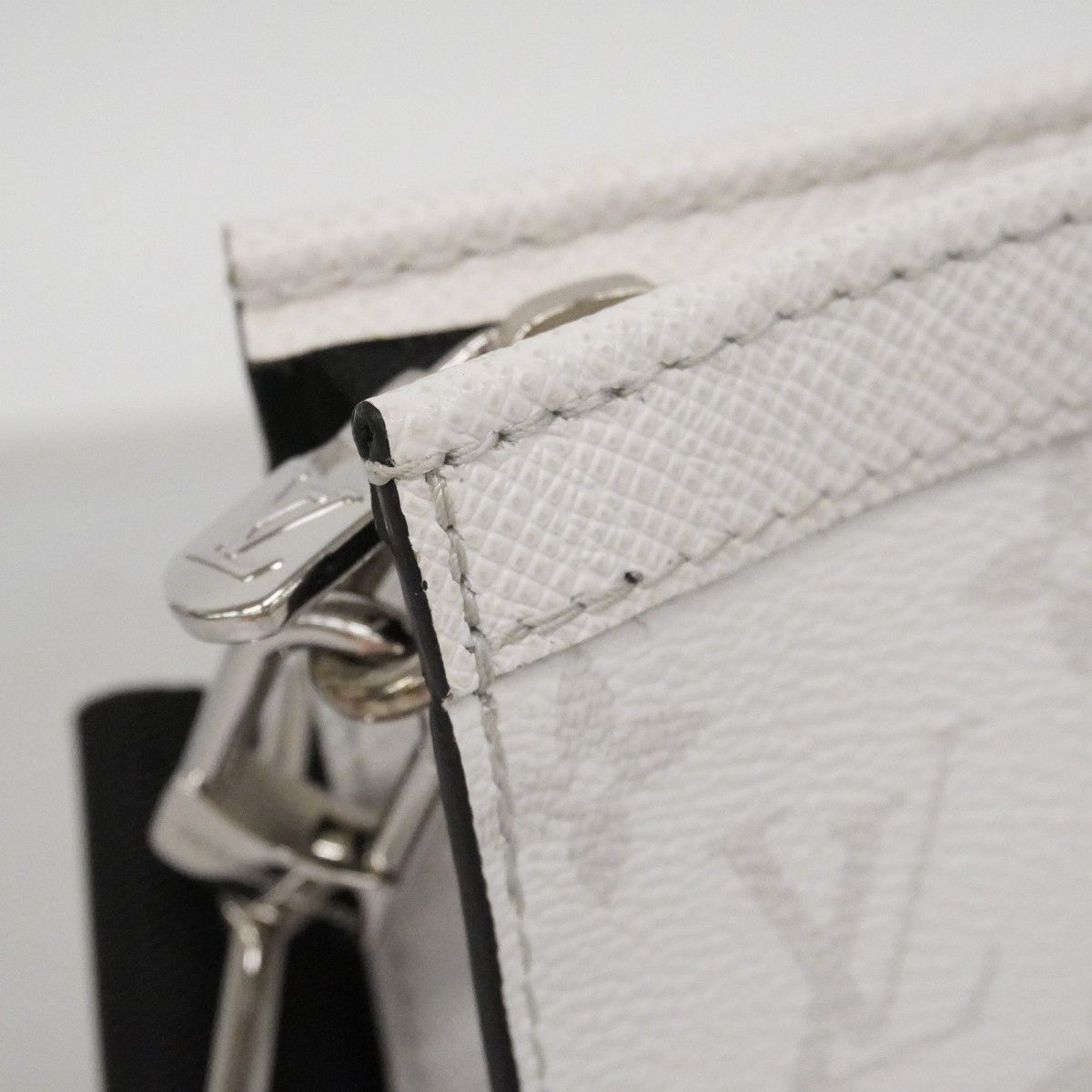 Louis Vuitton Shoulder Bag Taigarama Gaston Wearable Wallet Blanc — view 7