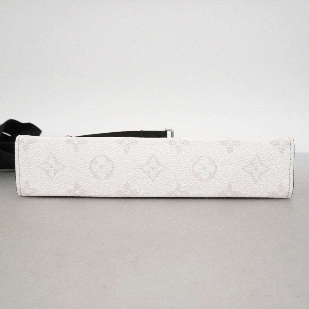 Louis Vuitton Shoulder Bag Taigarama Gaston Wearable Wallet Blanc — view 3