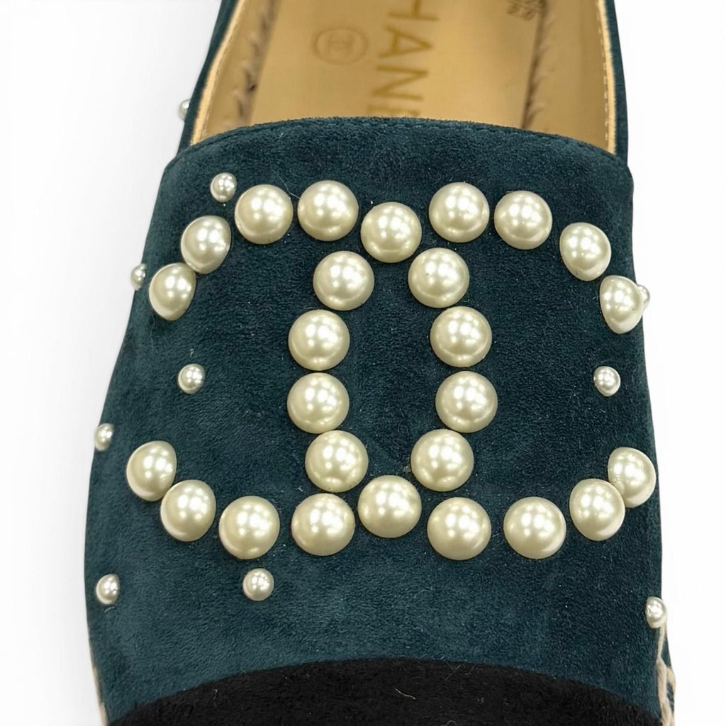 Chanel CC Logo Eco Pearl Suede Leather Espadrilles Slip on Green Black — view 9