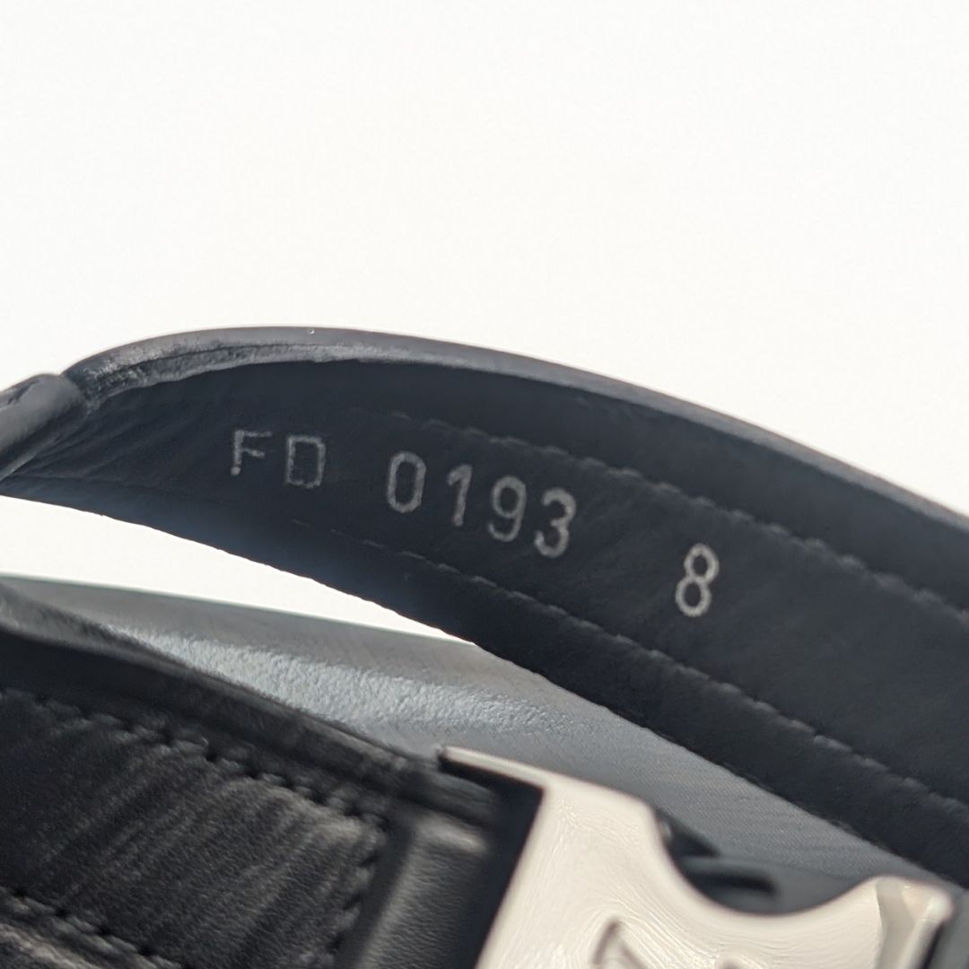 Louis Vuitton Leather LV Logo Black Sandals Thong Beach — view 9
