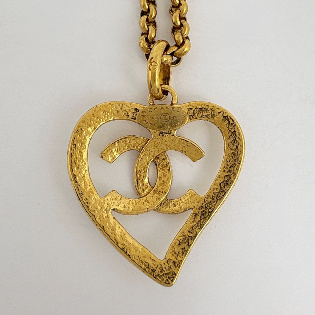 Chanel CC Logo Heart Motif Necklace Gold Plated — view 2