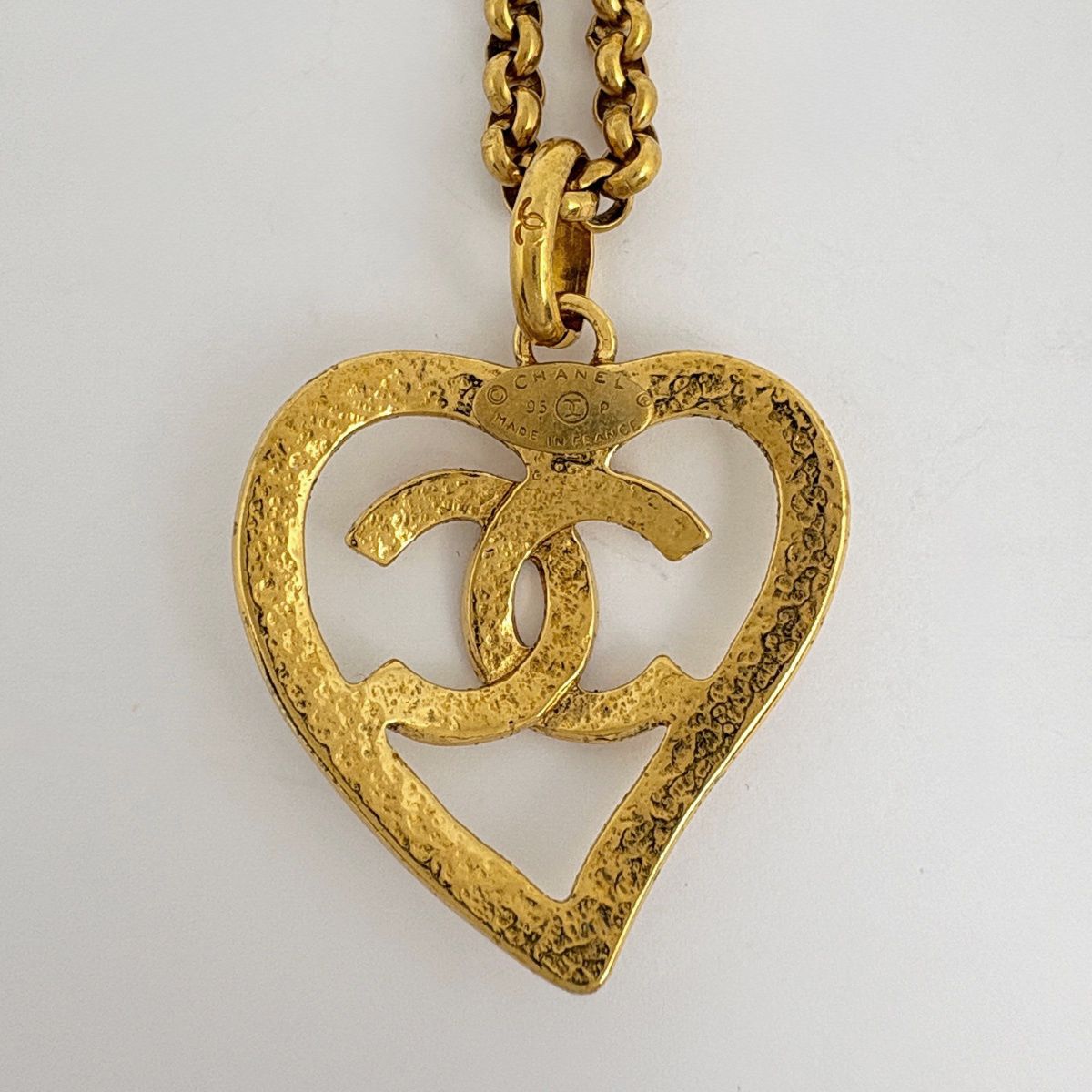 Chanel CC Logo Heart Motif Necklace Gold Plated — view 2