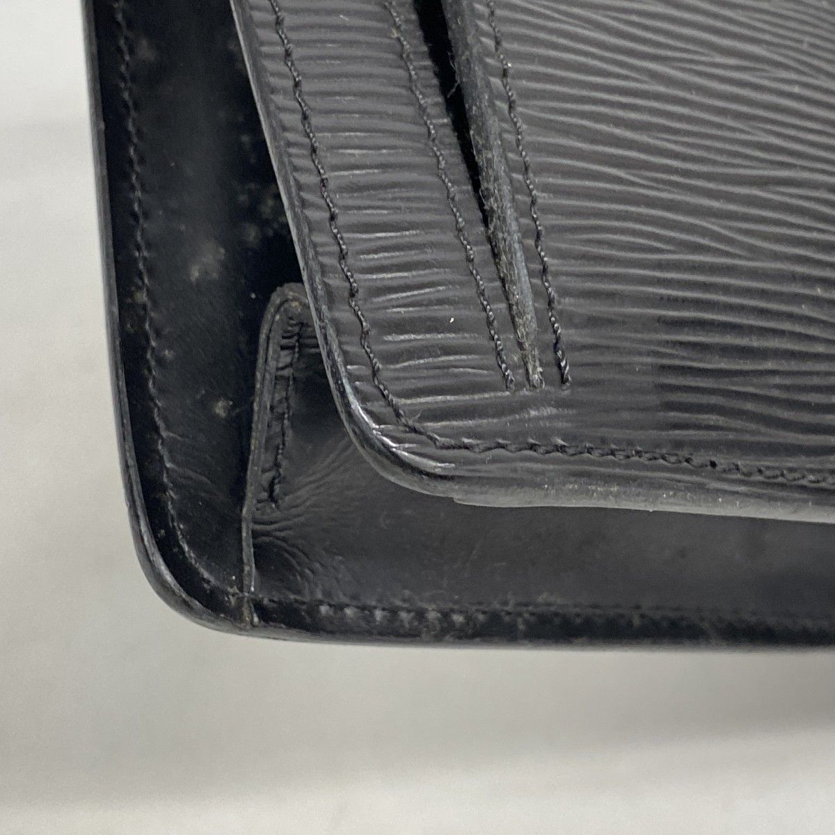 Louis Vuitton Clutch Epi Series Dragonne Noir — view 8
