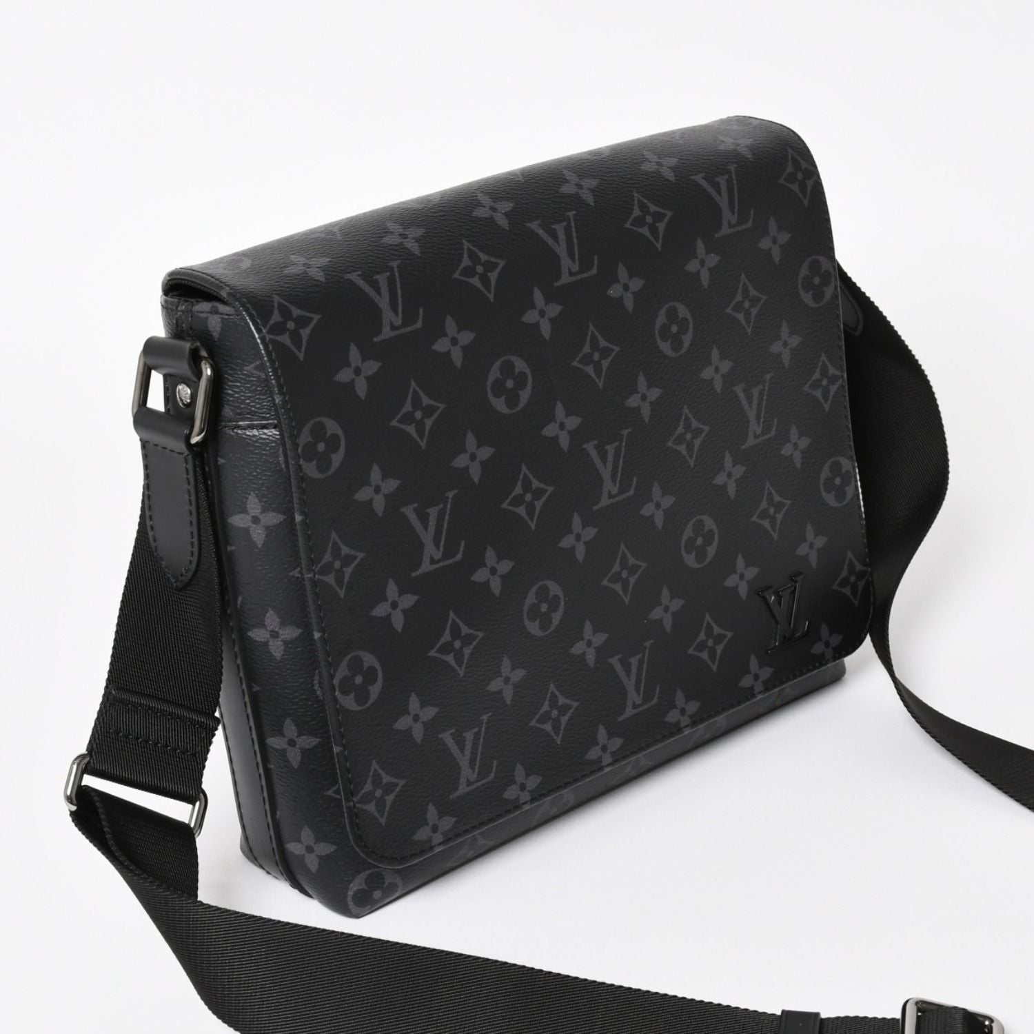 Louis Vuitton Shoulder Bag District NM Monogram Eclipse Black — view 3