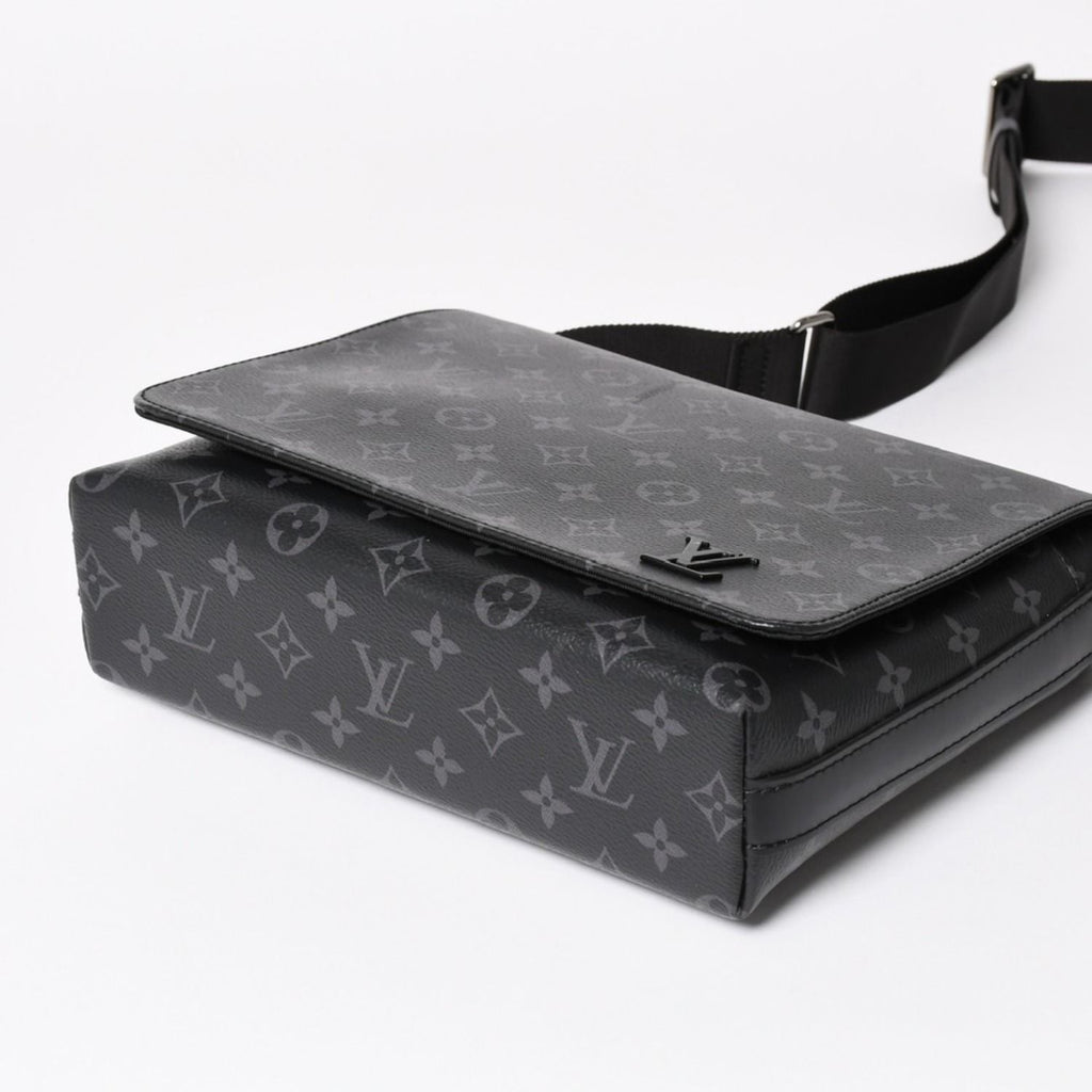 Louis Vuitton Shoulder Bag District NM Monogram Eclipse Black — view 8