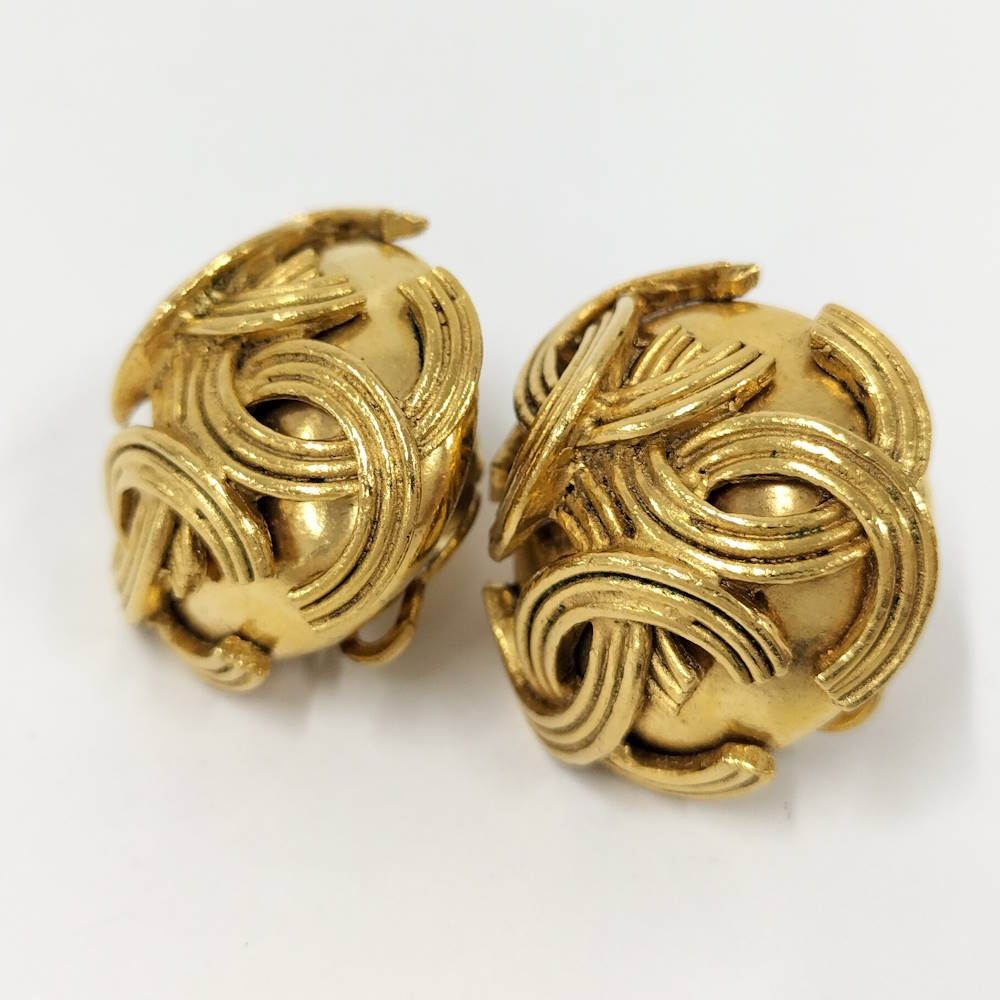 Chanel Earrings CC Logo Gold — view 2