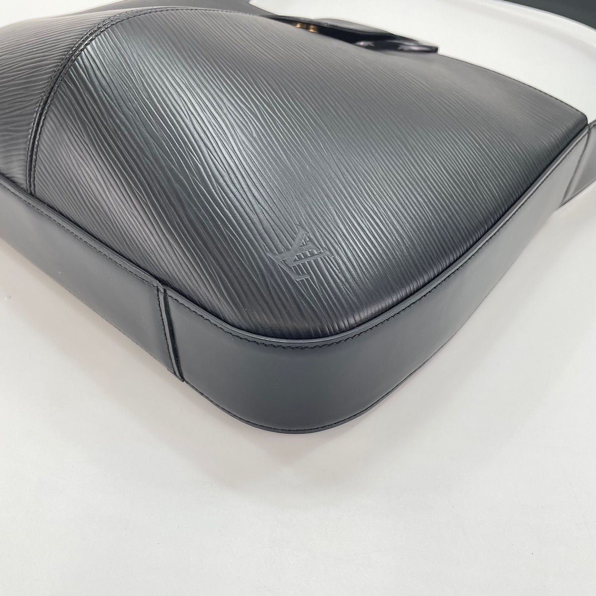 Louis Vuitton Shoulder Bag Reverie — view 9
