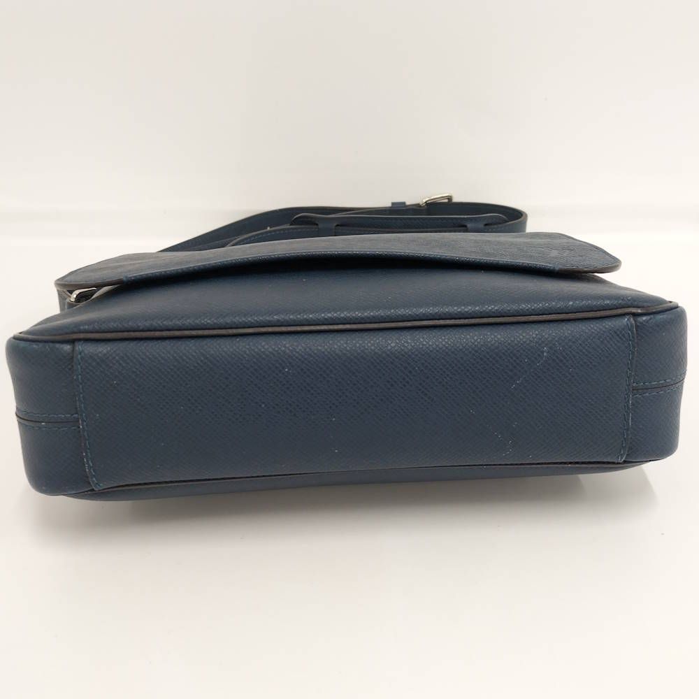 Louis Vuitton Roman PM Taiga Shoulder — view 4