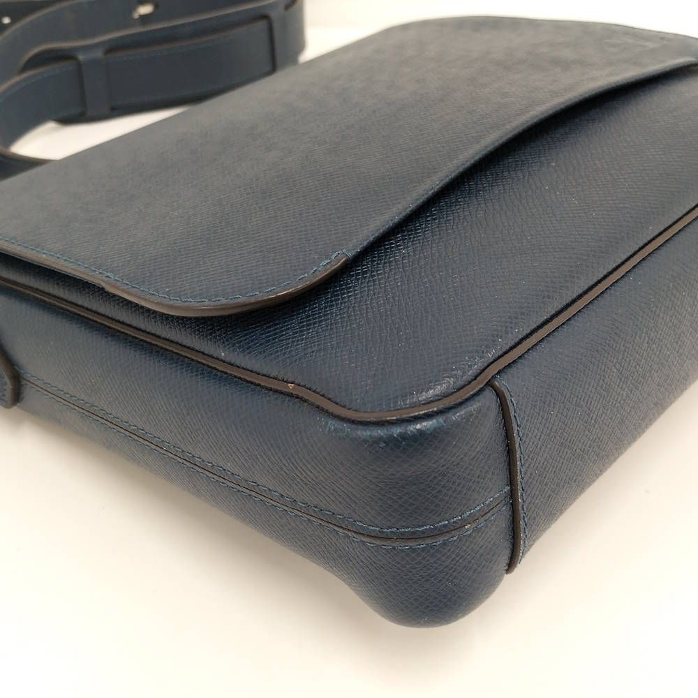 Louis Vuitton Roman PM Taiga Shoulder — view 3