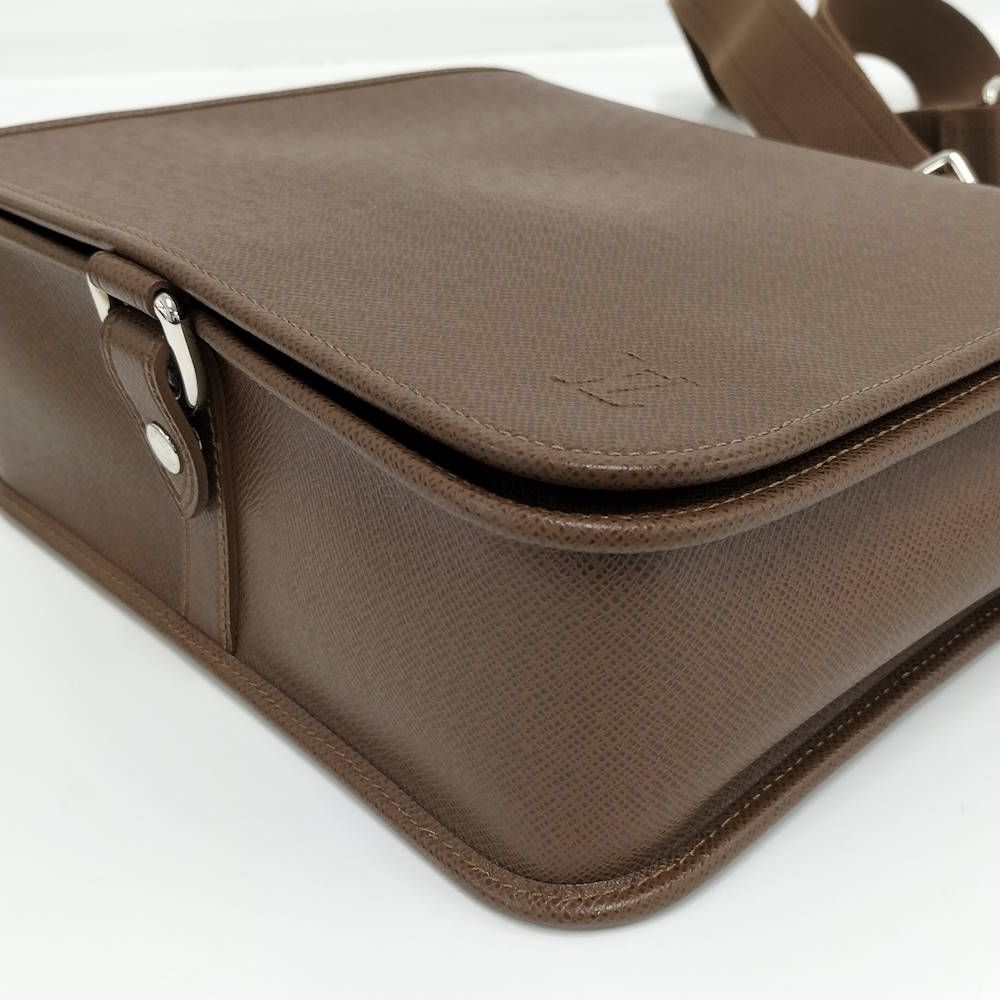 Louis Vuitton Andrey Shoulder Bag Taiga Grizzly — view 3