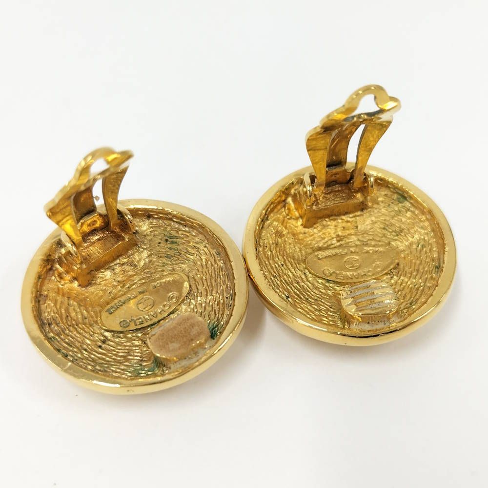Chanel CC Logo Quilted Earrings Gold — view 3