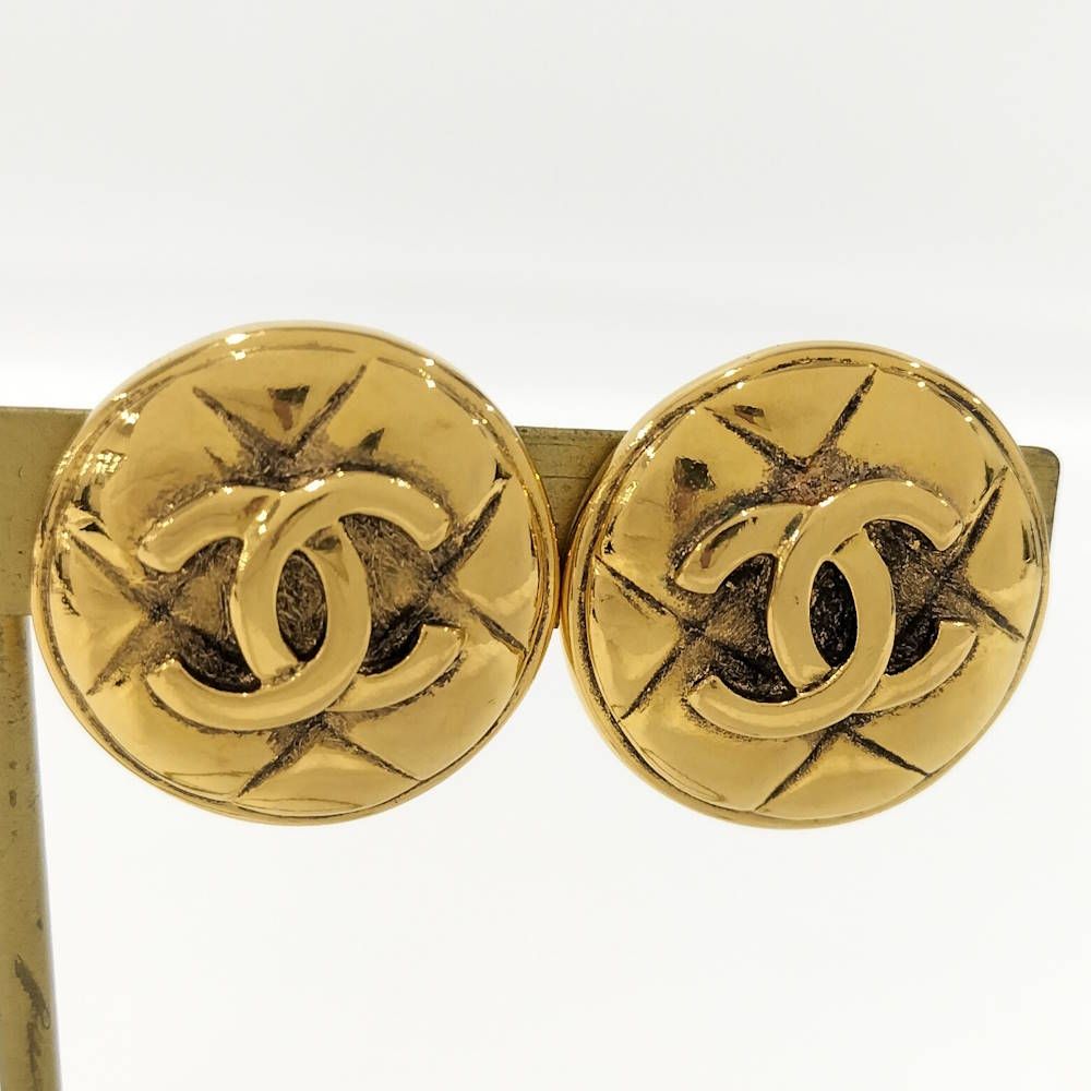 Chanel CC Logo Quilted Earrings Gold — view 7