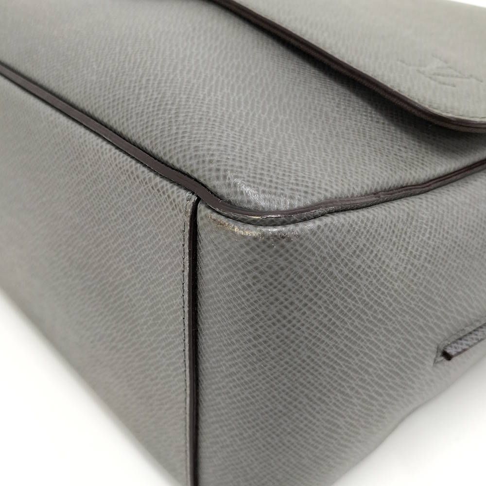 Louis Vuitton Roman MM Shoulder Bag Taiga Glacier — view 3