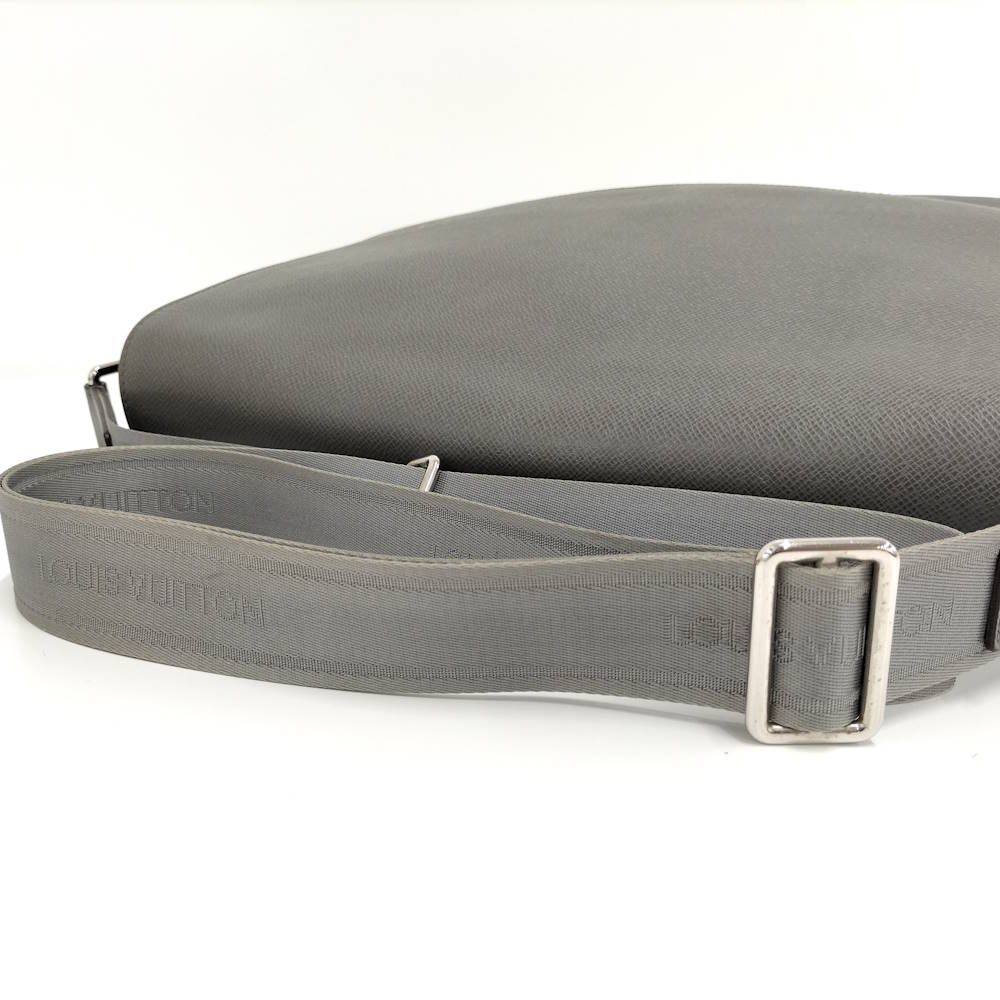 Louis Vuitton Roman MM Shoulder Bag Taiga Glacier — view 4
