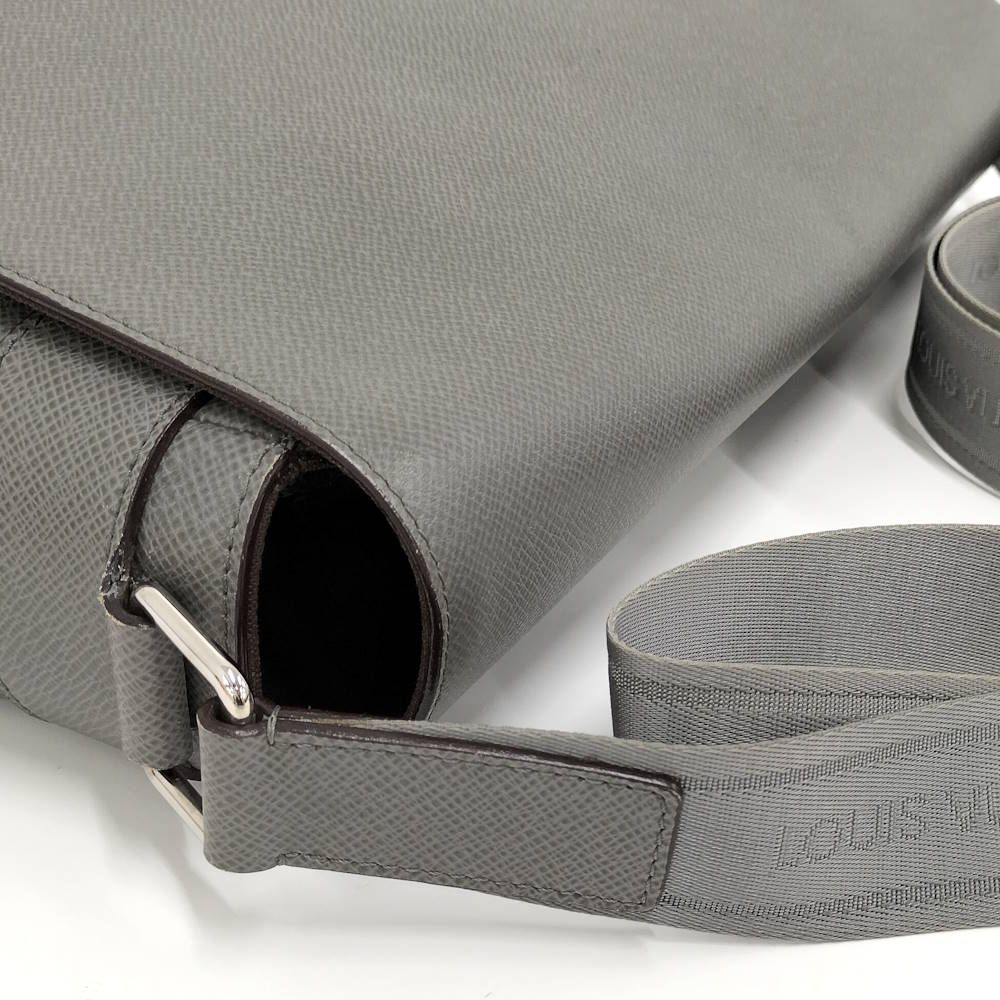 Louis Vuitton Roman MM Shoulder Bag Taiga Glacier — view 5