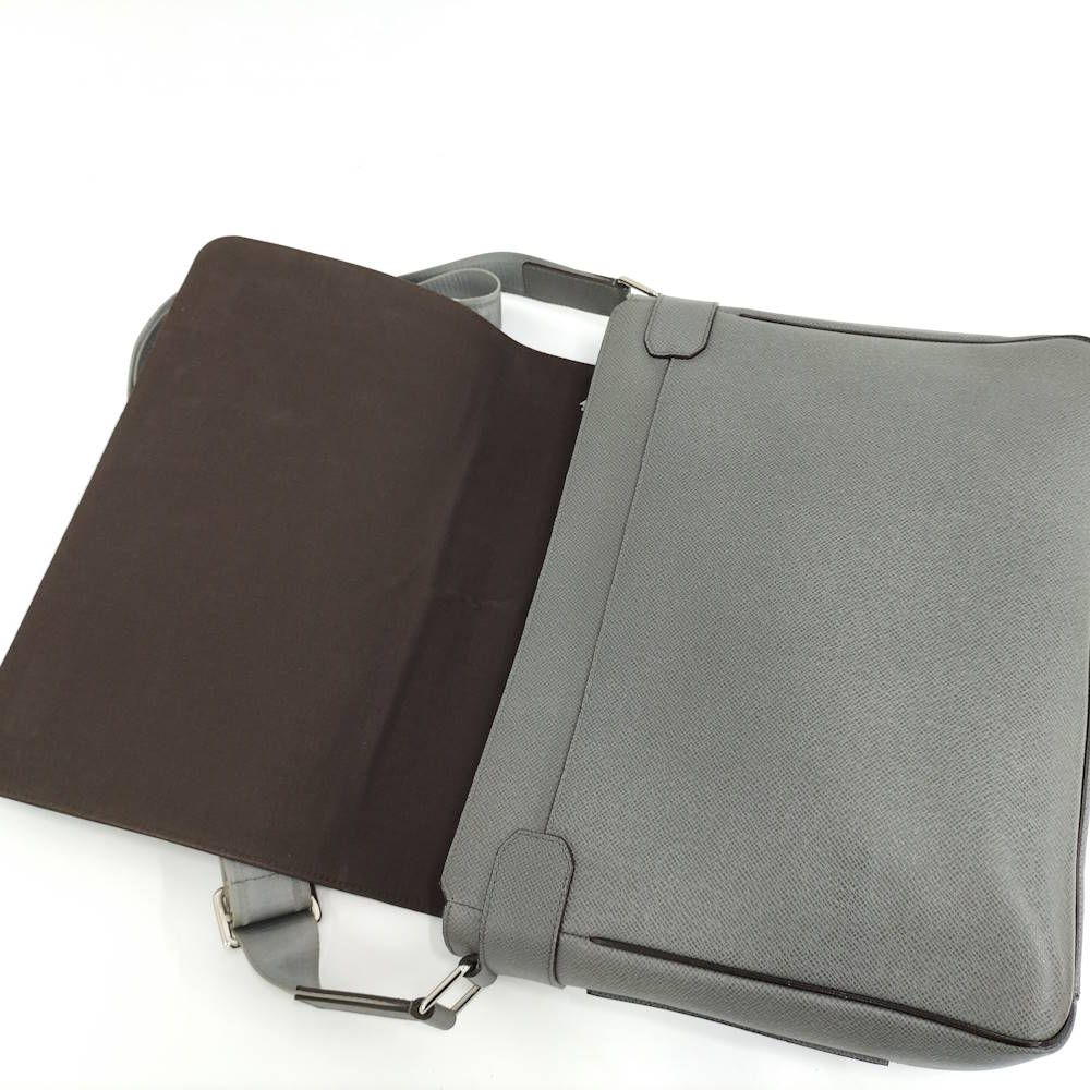 Louis Vuitton Roman MM Shoulder Bag Taiga Glacier — view 7
