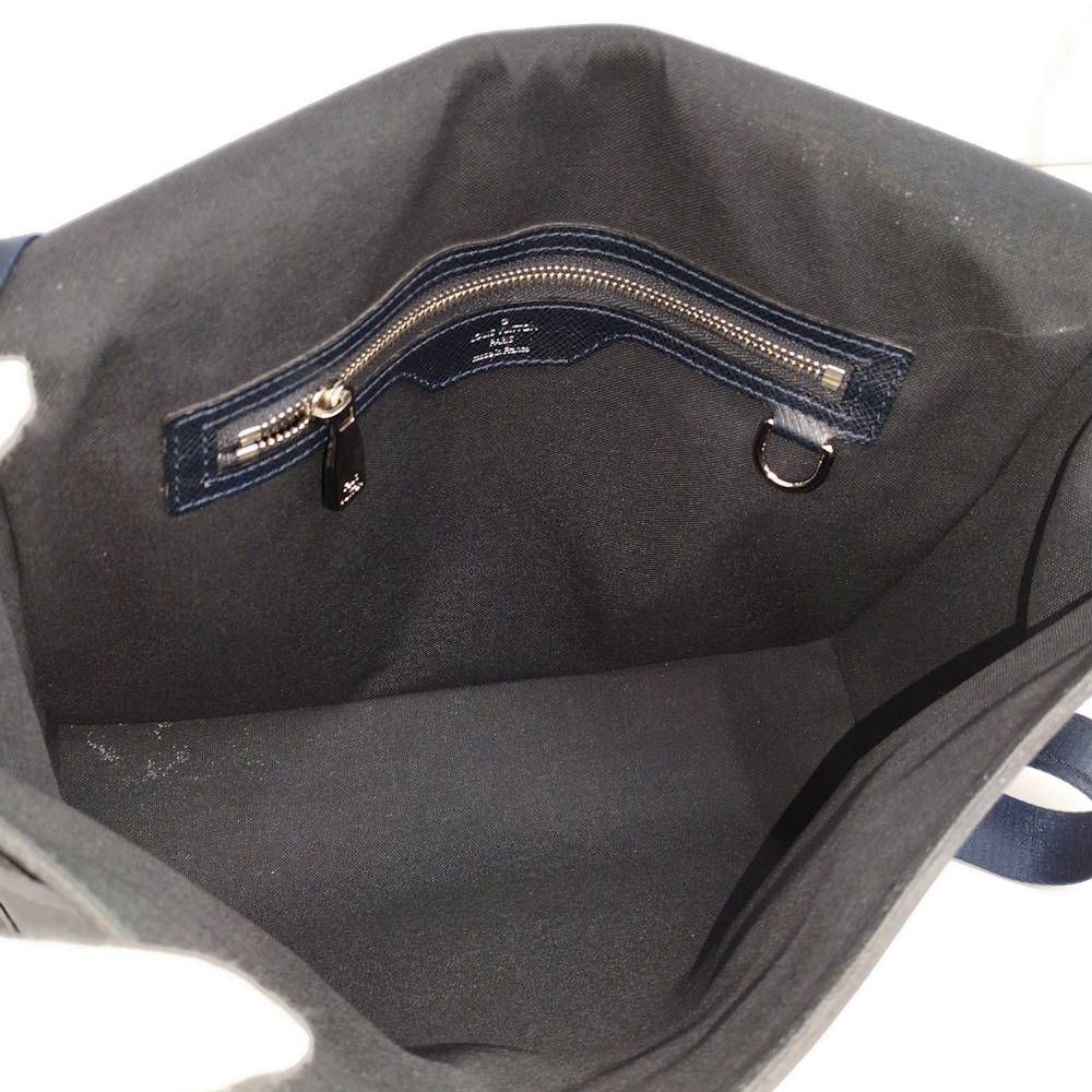 Louis Vuitton Roman MM Messenger Bag Taiga — view 9