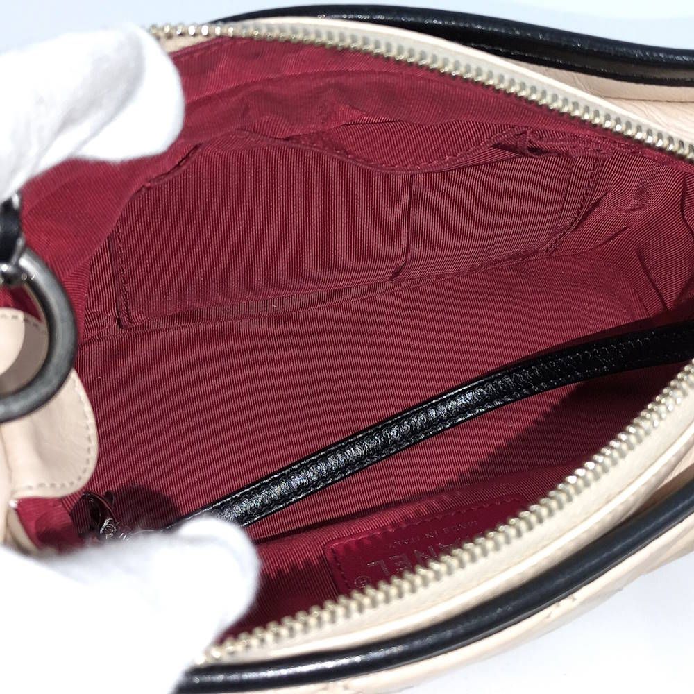 Chanel Gabriel de Small Hobo Shoulder Bag Leather Beige Black — view 8
