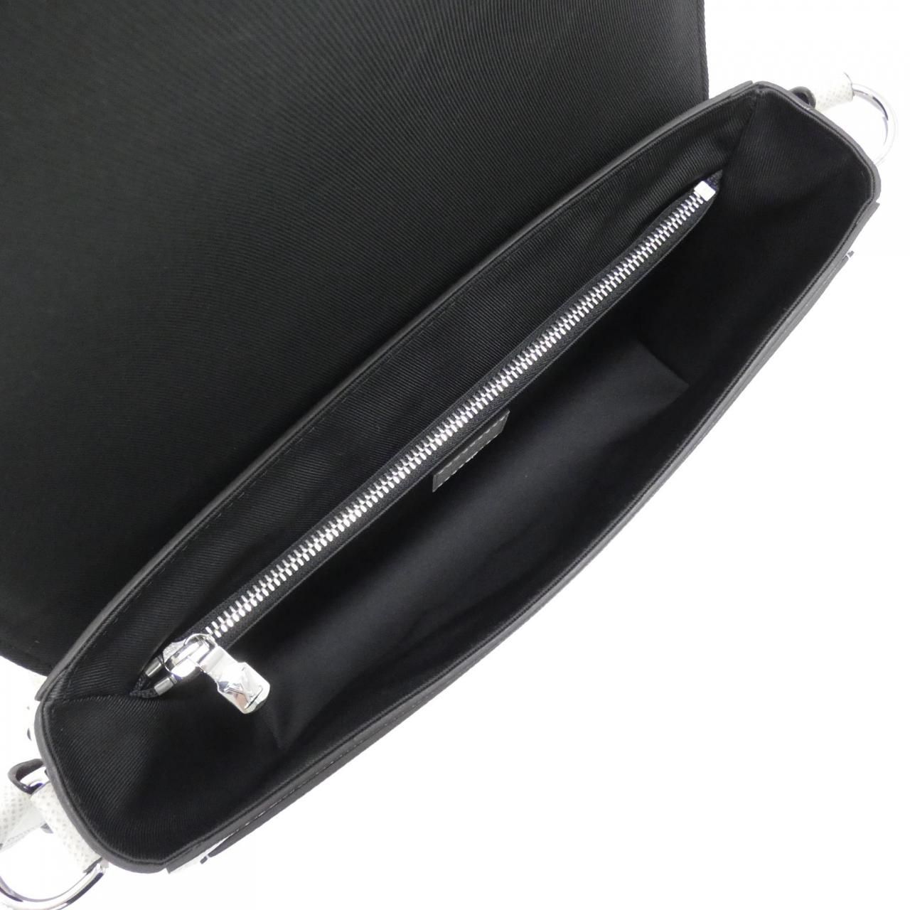 Louis Vuitton Taiga New Flap Shoulder — view 5