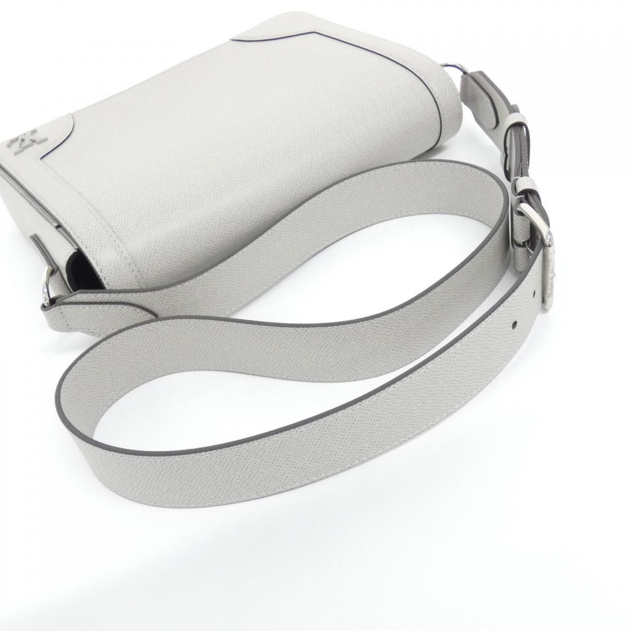 Louis Vuitton Taiga New Flap Shoulder — view 4