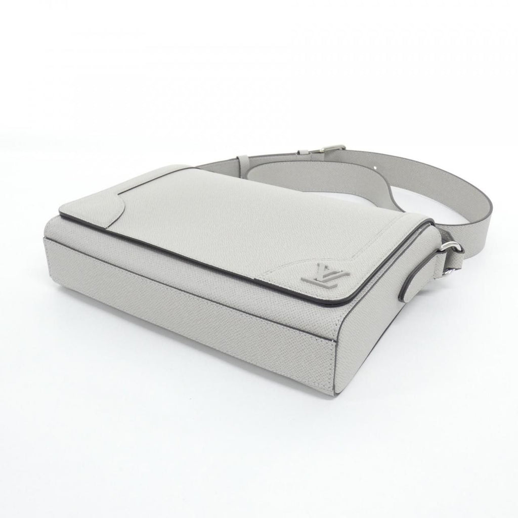 Louis Vuitton Taiga New Flap Shoulder — view 3