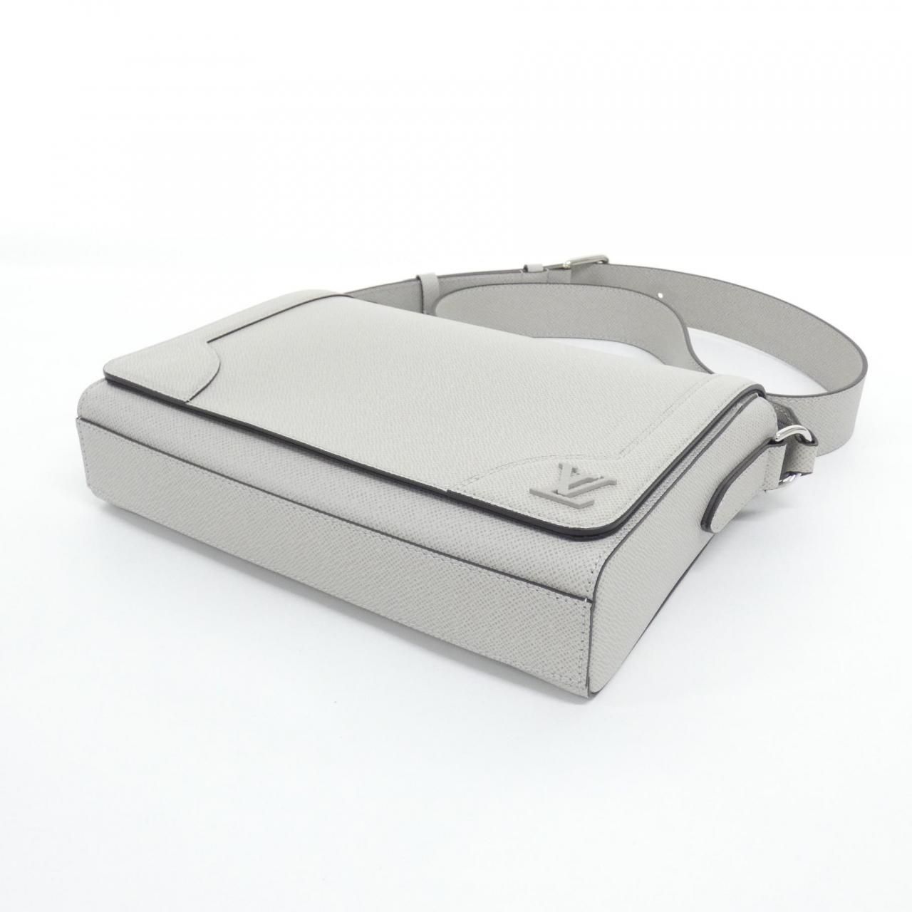 Louis Vuitton Taiga New Flap Shoulder — view 3
