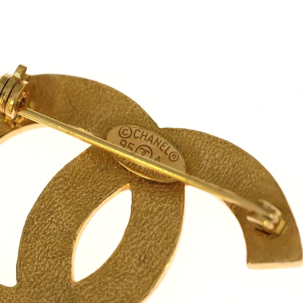 Chanel CC Logo Medal Pin Badge Brooch Gold — view 5