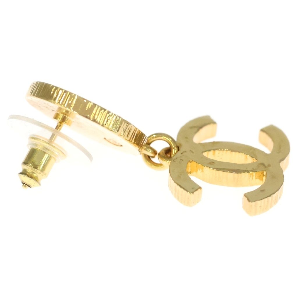 Chanel CC Logo Earrings Gold — view 3