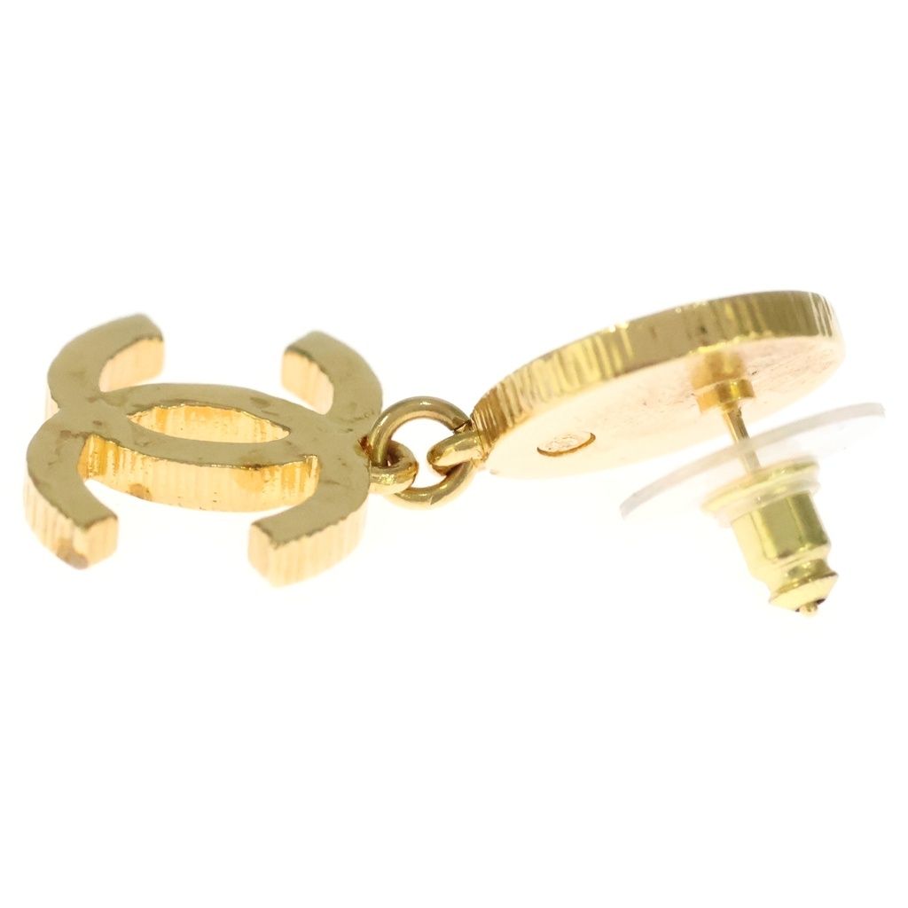 Chanel CC Logo Earrings Gold — view 4