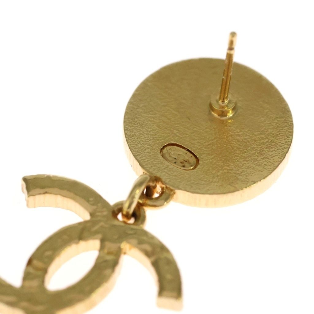 Chanel CC Logo Earrings Gold — view 5