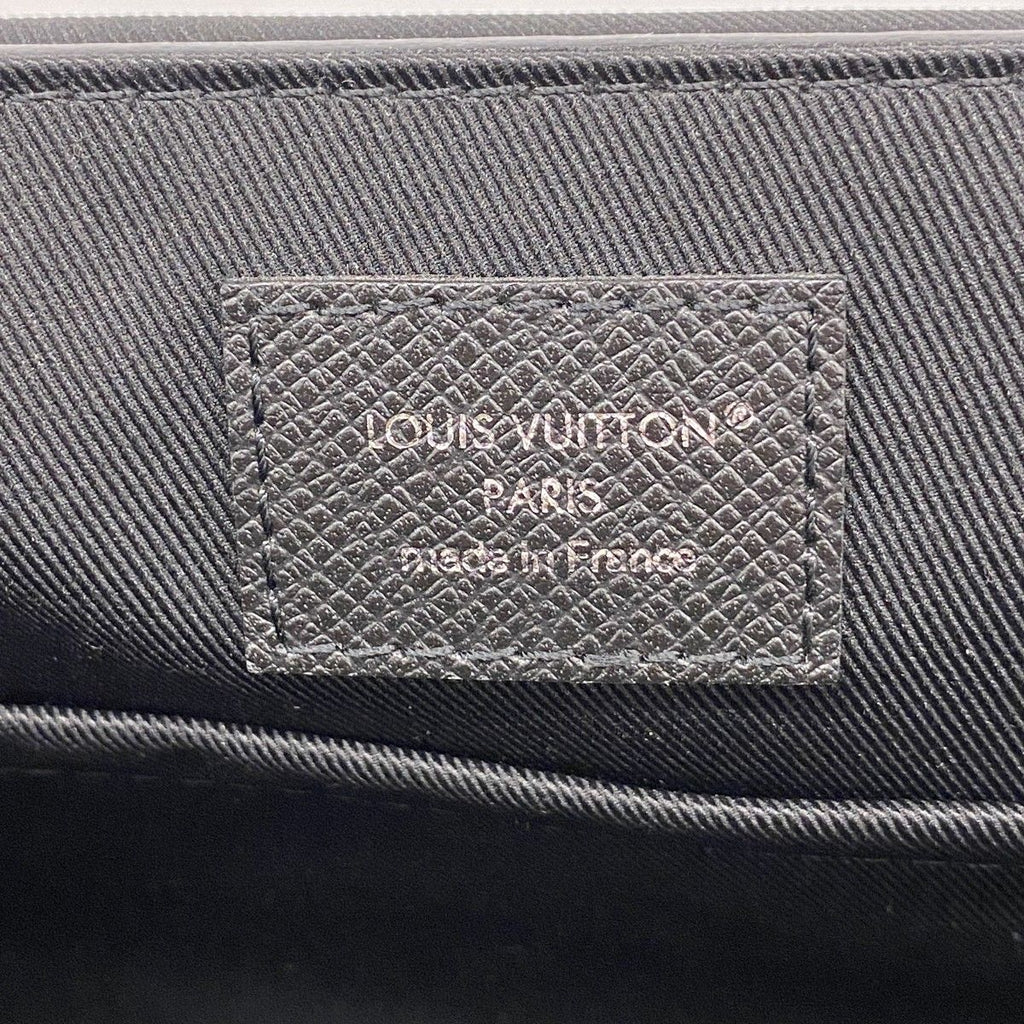 Louis Vuitton Shoulder Bag Taiga District PM Noir — view 5