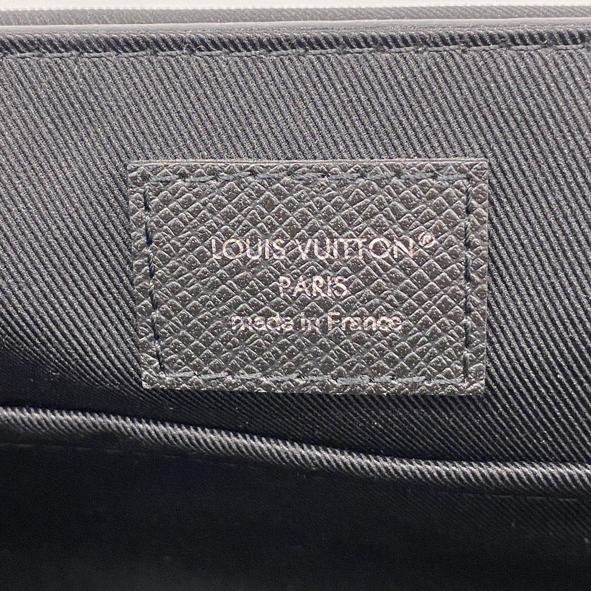 Louis Vuitton Shoulder Bag Taiga District PM Noir — view 5