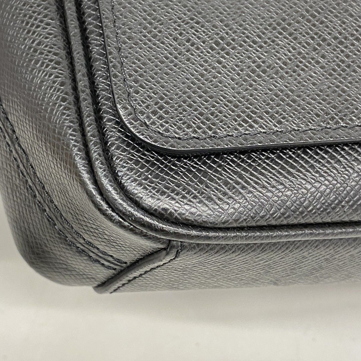 Louis Vuitton Shoulder Bag Taiga District PM Noir — view 6