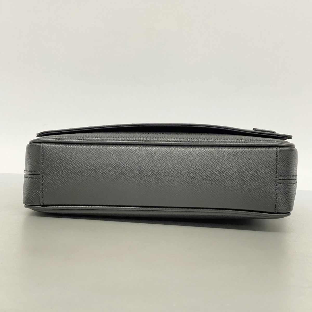 Louis Vuitton Shoulder Bag Taiga District PM Noir — view 3
