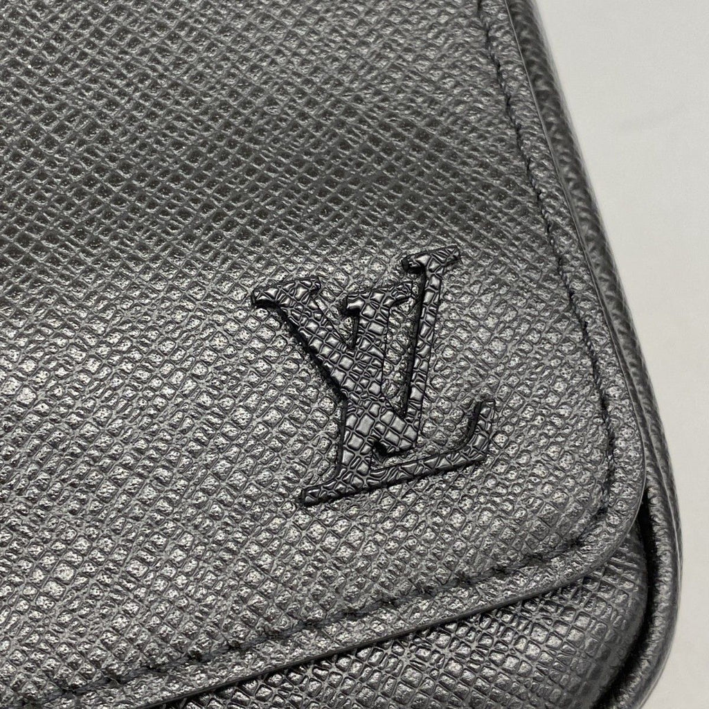 Louis Vuitton Shoulder Bag Taiga District PM Noir — view 9