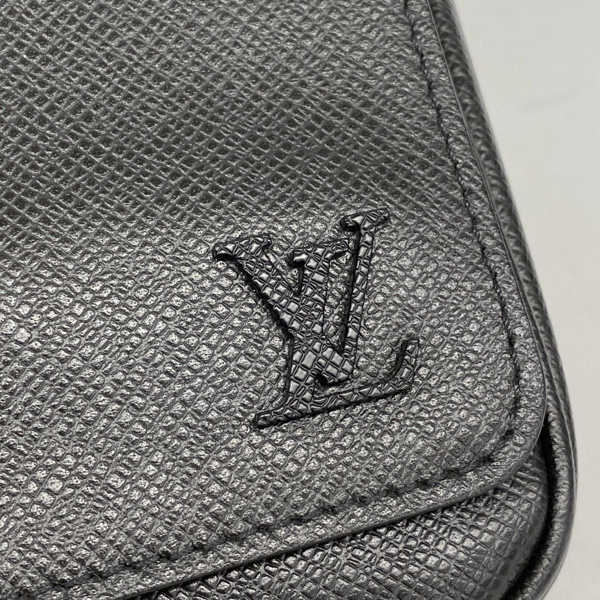 Louis Vuitton Shoulder Bag Taiga District PM Noir — view 9
