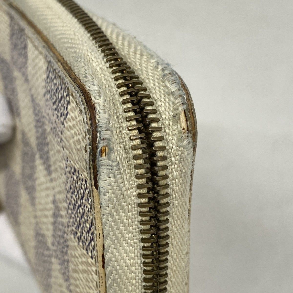Louis Vuitton Coin Case Damier Azur Zippy Purse White — view 5
