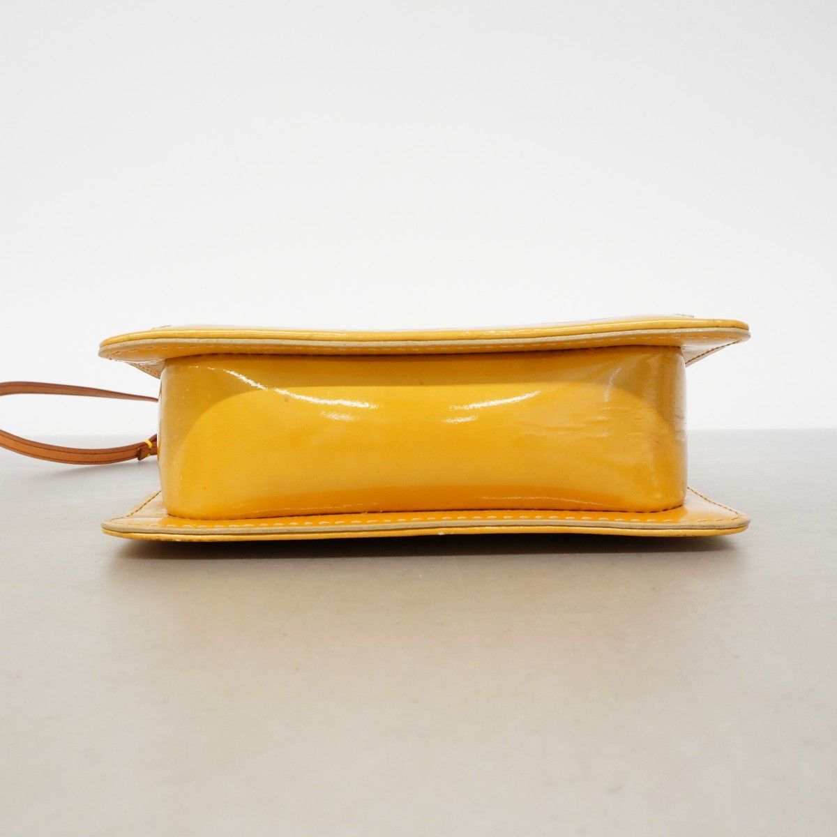 Louis Vuitton Handbag Vernis Mott Beige — view 3
