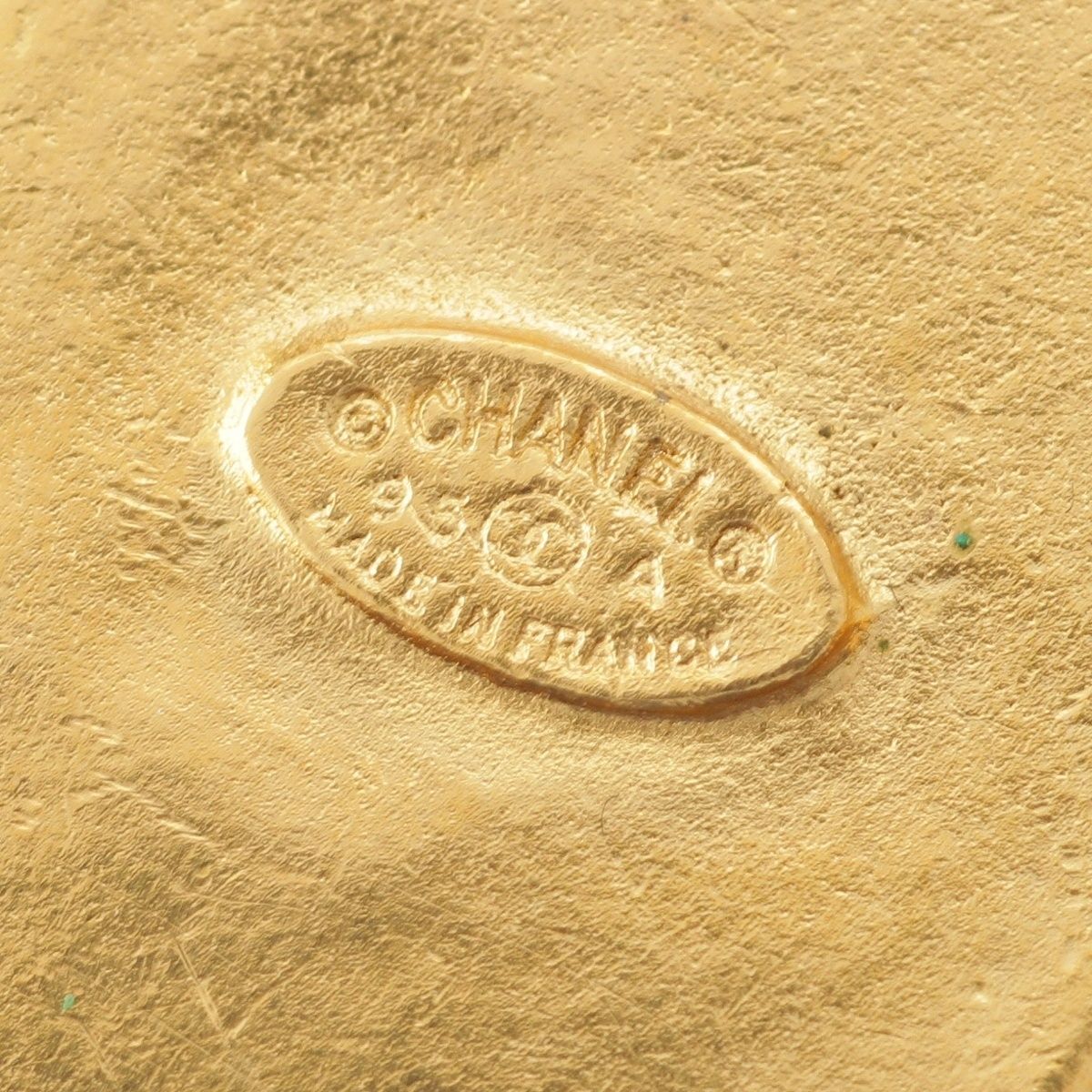Chanel Vintage CC Logo Brooch Red Gold — view 9