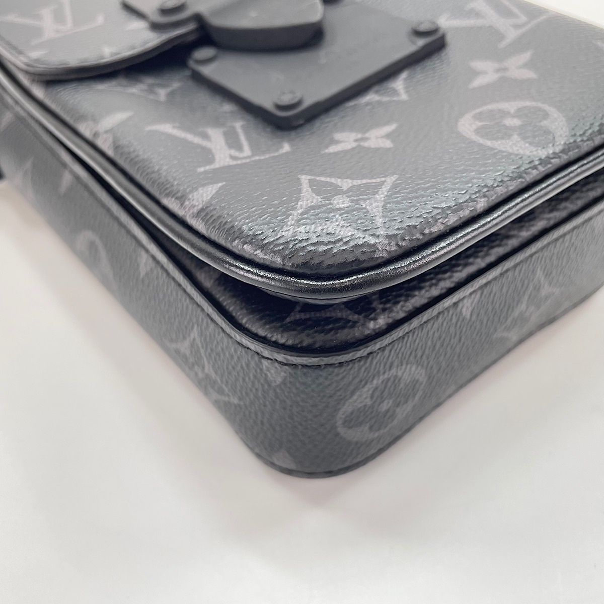 Louis Vuitton Shoulder Bag S Lock Vertical Wearable — view 8