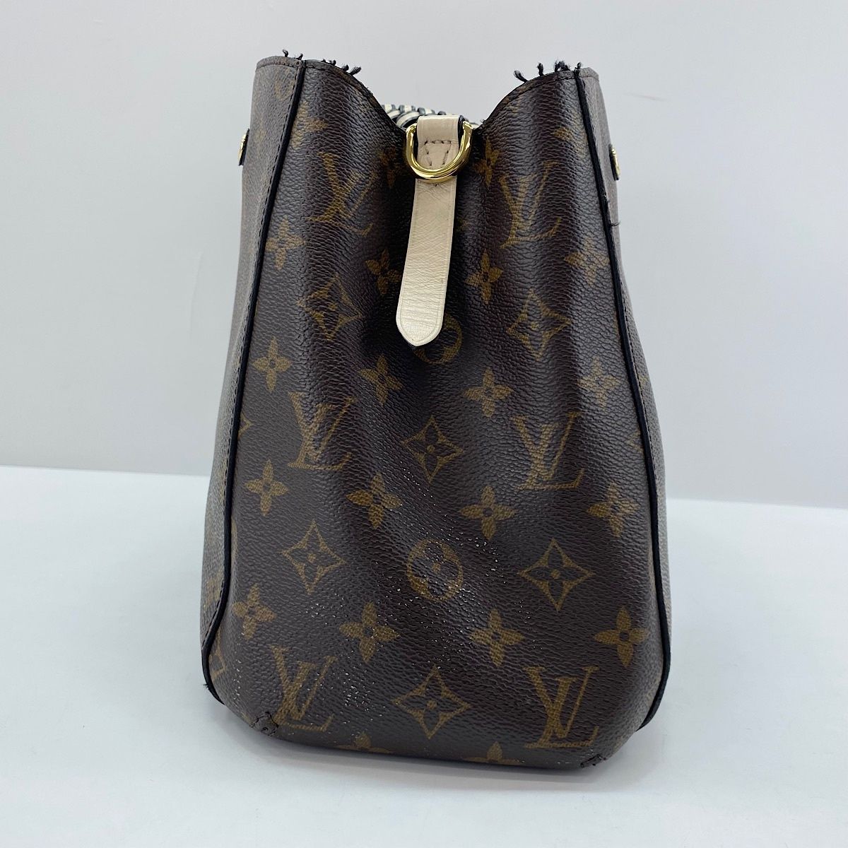 Louis Vuitton Handbag Montaigne MM — view 5