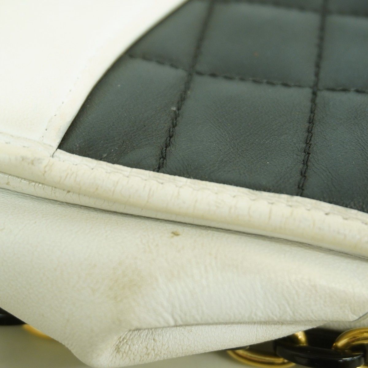Chanel Shoulder Bag 2.55 Choco Bar Lambskin White Black Gold — view 8