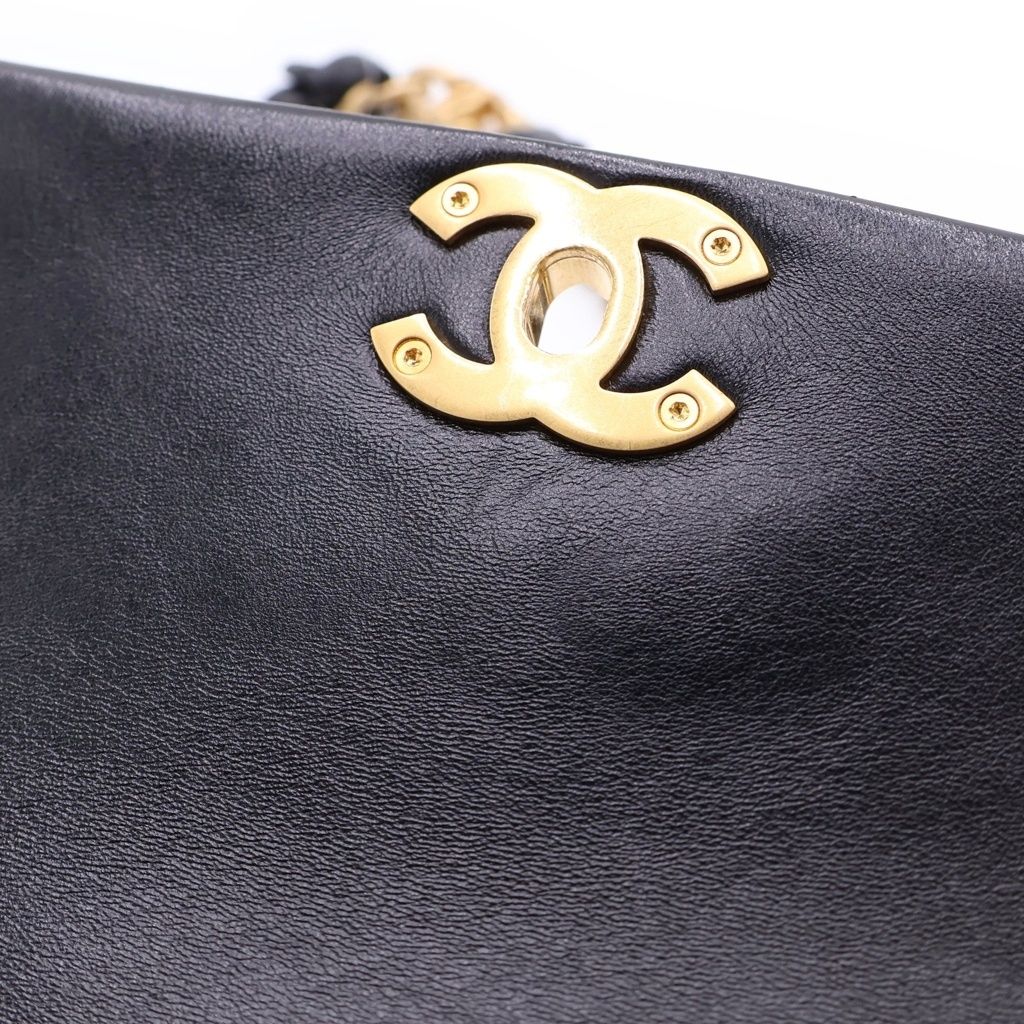 Chanel Quilted 18 Shoulder Bag Chain Black Lambskin Gold — view 6