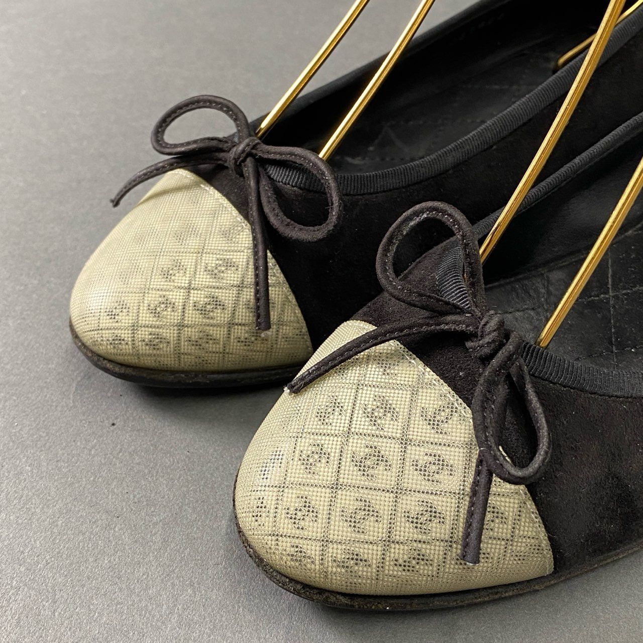 Chanel CC Logo Ballet Shoes Flat 35.5 Black Suede Ribbon — view 5
